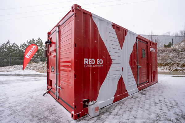 Kompresorovna REDBOX umístěná venku