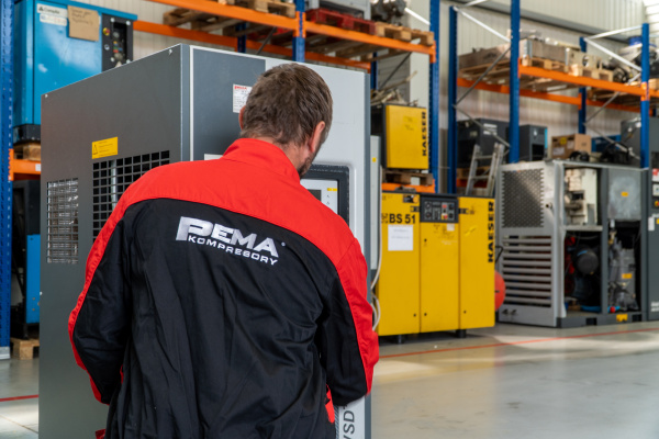 Technik PEMA při servisu kompresoru